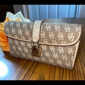 Dooney & Bourne signature Wallet